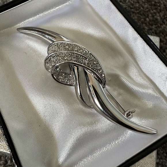 Jewelry - As new, white metal & cubic zirconia brooch